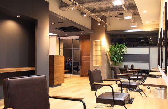 【高石駅】≪社会保険完備≫≪完全週休2日制≫≪月給24万円スタート≫美容師としてやりがいを感じられるシゴトをしたい方に！ゆったり落ち着ける癒しの空間！夜は遅くならないので、メリハリつけて働けます！「DaM（ダム）」からスタイリスト（美容師）の求人☆★