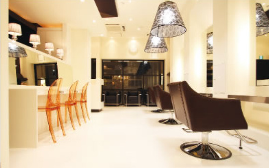 【京橋】≪社会保険完備≫≪完全週休2日制≫長く働きやすい環境が整っているため、離職率が低い！20代前半の若いお客様を中心に愛される、ナチュラルフェミニン系おしゃれサロン「GIEN（ジアン）」からアシスタント（美容師）の求人☆★☆