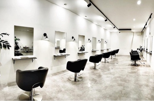 【飯塚川津】≪完全週休二日制・実働8時間・社会保険完備・日曜は営業時間18時まで・営業中のレッスンOK≫オシャレなサロンで働きたい方必見！安心の福利厚生が揃った環境でレベルの高い技術を学べます！デザインカラーが人気のヘアサロン「LUNON（ルノン）」からアシスタント（美容師）の求人☆★