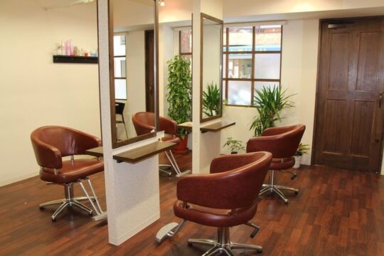 【東三国】≪社会保険完備≫≪土日休み月１日OK！≫≪月給27万円スタート≫≪19時には退勤可能！≫小人数サロンでお客様としっかり関われます！集客力もあるので実践的に経験を積める環境が魅力！ほっこり心がほぐれる可愛いプライベートサロン「RULA hair（ルーラヘアー）」からスタイリスト（美容師）の求人☆★