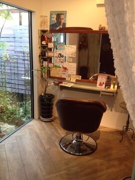 【松ヶ丘】≪日曜定休あり・月給20.5万円スタート・月8,9日休み・社会保険完備≫頑張ったら頑張っただけ還元！カット技術や薬剤など様々な知識を身につけることができるヘアサロン「1/f HAIR GARDEN（エフブンイチヘアガーデン）」からスタイリスト（美容師）の求人☆★