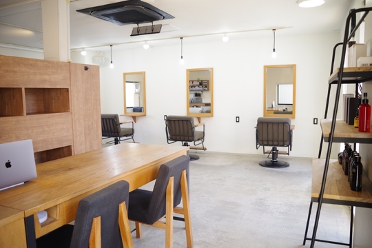 【河内長野駅前】≪月8,9日休み≫≪社会保険完備≫≪賞与あり≫好条件で福利厚生も整い安心して働ける体制です！将来困らない美容技術を無理なく楽しく取得できるヘアサロン！「tranq hair design（トランクヘアーデザイン）」からスタイリスト（美容師）の求人☆★☆