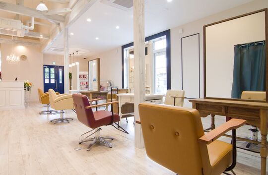 【刈谷市駅】≪完全週休2日制≫≪2年でデビュー可≫≪営業中レッスンOK≫≪土日レッスン禁止≫充実した休みとメリハリのある働き方、レッスンで毎日が楽しく働けるサロン！「RUMI emue（ルミエミュー）」からアシスタント（美容師）の求人☆☆