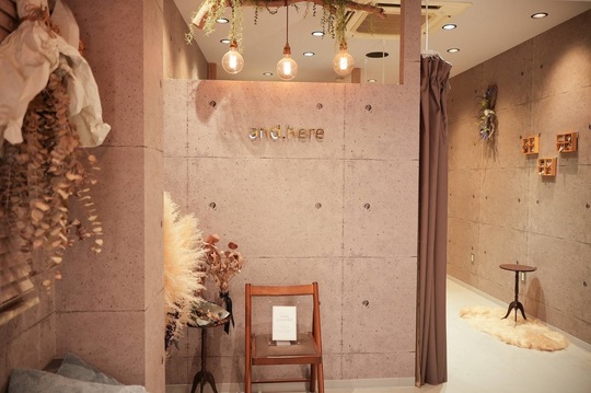 and.here（アンドヒア）