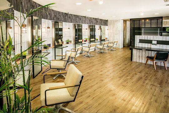 【久喜駅】■平均退社19時台・月9日休み選択可能・産休育休制度あり・社会保険完備■幅広い年齢層のスタッフさんが活躍中！ママさんスタイリストさんも大歓迎！今までの経験を活かして長所を伸ばせるサロン！「hairshop N&A 久喜店（ヘアーショップエヌアンドエークキテン）」からスタイリスト（美容師）の求人☆★