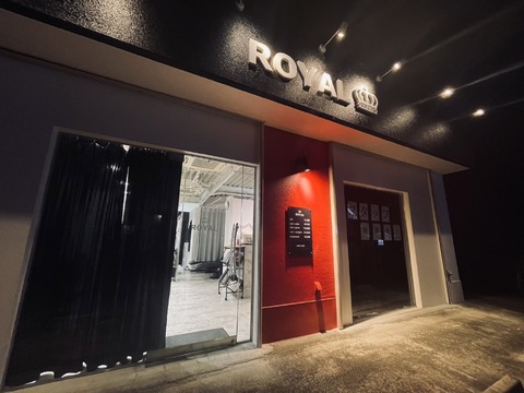 【樽井】≪月給25万円～≫≪完全週休2日制≫≪社会保険完備≫≪土日休みOK≫スタイリッシュな店内で一緒に楽しく働きましょう！退社後の時間も有効活用できる環境です。「ROYAL KING（ロイヤルキング）」からスタイリスト（美容師）の求人★☆