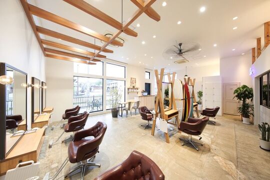 【二上】≪社会保険完備≫≪月給19万円スタート＆月8日休み≫経験豊富な先輩から指導を受けることが出来ます！カラーを得意とする郊外型トレンド発信サロン「Sea by charme 香芝店（シーバイシャルムカシバテン）」からアシスタント（美容師）の求人☆★☆