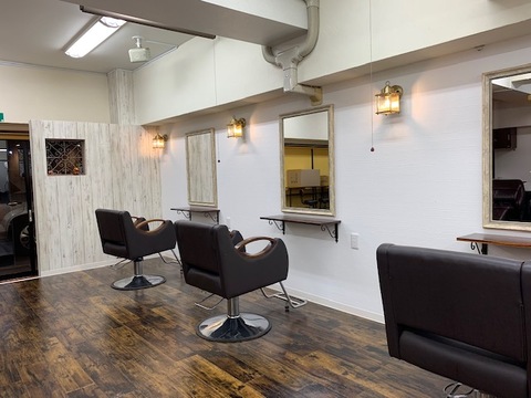 【熊谷駅】≪社会保険完備≫≪有給休暇あり≫≪月給24万円スタート≫≪遅くても20時迄には退勤可能≫傷んだ髪や頭皮の改善などアンチエイジングのメニューが豊富！カット、パーマに自信が無くても活躍できてブランクがあっても復帰しやすいお店です「hair salon Douxs（へアーサロンドゥークス）」からスタイリスト（美容師）の求人☆★