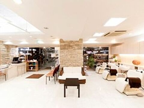 【津久野】スタッフさん同士が家族の様に仲良く働いているアットホームサロン「Avenir age」からアシスタント（美容師）の求人♪技術にも定評があるのでしっかりとスキルを磨く事ができます★☆★