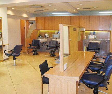 【河辺】≪16時までの勤務OK≫≪社会保険完備≫ブランクが心配な方やママさん美容師も大歓迎！安心して長く働いてもらうことができる環境が人気のお店ですよ！「SUGIMOTO 拝島店（スギモトハイジマテン）」からアシスタント（美容師）の求人☆★