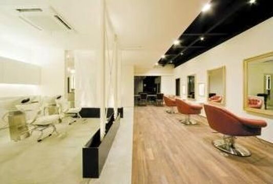 【羽曳が丘】≪社会保険完備≫堺・南大阪に展開する人気ヘアサロン☆商業施設内にある美容室で子どもから年配の方まで幅広い年代のお客様が来店中☆パートでの勤務も可能♪atelie fulful 羽曳が丘店（アトリエフルフルハビキガオカテン）からスタイリスト（美容師）の求人★☆