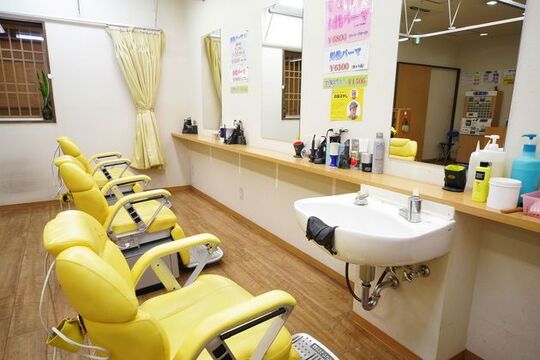 【成増】≪有給休暇あり≫≪選べる休日数≫≪社会保険完備≫温浴施設内のカットサロンです。幅広い世代に愛される地域密着店で、経験を活かして働きませんか 「髪美粧 和光店（カミビショウワコウテン）」からスタイリスト（美容師・理容師）の求人★☆