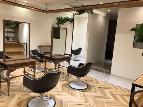 【二色浜】≪ほぼ毎日18時退勤≫≪完全週休2日≫≪土日祝休み可能≫平均月給30万円！美髪づくりが好評！高単価なお客様にしっかり寄り添って仕事ができるのでやりがいバッチリ！プライベートも充実させられるのが魅力の「MOPLEA（モプレア）」からスタイリスト（美容師）の求人☆★☆