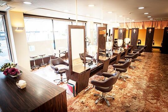 【西向日】≪月給22万円≫≪月6〜10日休みの選択制≫≪社会保険完備≫抜群の待遇で長く勤務できます！入客シャンスあり！スタッフさんのために全店舗YUMEシャンプー台！スタッフ同士のイベントも多数◎地域密着型のサロン！「Polish 西向日店（ポリッシュニシムコウテン）」からスタイリスト（美容師）の求人☆★☆