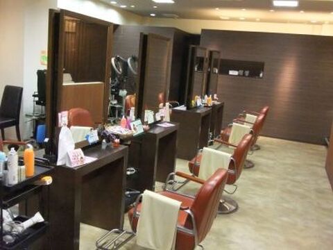 【弁天町】≪社会保険完備≫≪大入り手当あり≫≪月8日休み≫頑張った分評価される体制！丁寧な接客で地域のお客様から愛されています。元気とノリ重視、スタッフ仲もバッチリ！ボランティア活動などもする地域密着サロン「give 弁天町（ギブ ベンテンチョウ）」からアシスタント（美容師）の求人です☆★☆