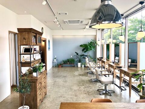 【福知山】≪日曜は17:30に営業終了≫仕事とプライベートの両立がしやすい環境！地域密着型の少人数制サロン！「ツバメヘア」よりスタイリスト（美容師）の求人☆★