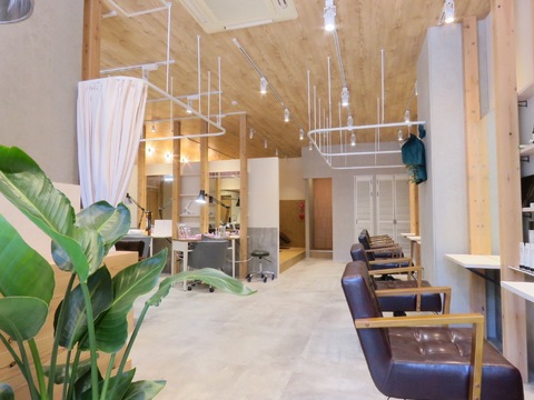 【府中駅】◆社会保険完備・完全週休2日制・産休育休実績あり・外部講習費半額負担◆幅広い年齢層のお客様が来店されるので、どの年代にも対応できる高い技術力を身に付けられます。営業時間内レッスン可能で効率よくステップアップでき、その都度お客様の担当をできる「HearPut 府中けやき並木店（ハープットフチュウケヤキナミキテン）」からアシスタント（美容師）の求人☆★☆