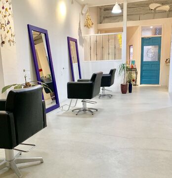 【鳳】≪社会保険完備≫≪完全週休2日制≫≪18:00〜19:00平均退社≫プライベートとメリハリつけて働ける！完全予約制なのでお客様としっかり時間をかけて関われます◎幅広い年齢層のお客様に支持されている髪質改善専門美容室「LITTLEBRIO（リトルブリオ）」からスタイリスト（美容師）の求人☆★☆