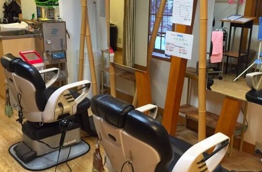 【西大和】≪月給25万円≫お手頃価格で幅広いお客様に人気！ブランクからの復帰やベテランさんなど、長く活躍する方も多くて安心です！「髪切処 虹の湯西大和店（カミキリドコロニジノユニシヤマトテン）」からスタイリスト（美容師・理容師）の求人☆★