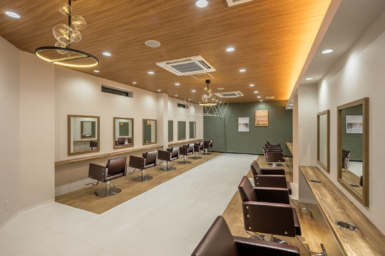 【稲沢駅】◆ベビーシッター費用補助あり・日曜保育費補助あり・最大月12日休み・残業ほぼ無し・社会保険完備・最短1年デビュー可能・営業時間内レッスンOK◆研修センターがあり、着実にスキルアップが可能！幅広い年齢層のスタッフが活躍するファミリーサロン「Ai-ney 稲沢店（アイニーイナザワテン）」からアシスタント（美容師）の求人★☆