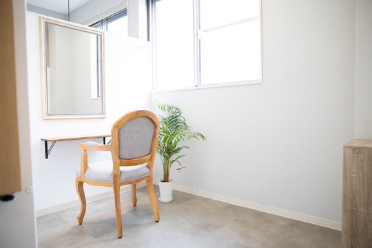 【JR長浜】≪完全個室≫≪客単価約1万3000円以上≫≪髪質改善＆ヘッドスパ≫≪完全週休2日制≫≪社会保険完備≫予約状況によっては17時に退勤も可能！完全個室のオシャレな空間で働いてみませんか「ROKA hair（ロカヘアー）」からスタイリスト（美容師）の求人☆★