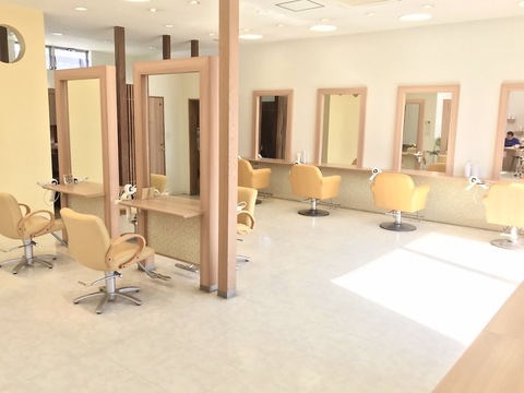 【白鳥】≪社会保険完備・月8日休み・選べる働き方・平均退勤時間17時頃・産休育休実績あり≫柔軟な働き方が可能です！高い技術力が幅広いお客様から愛され続ける地域密着型サロン「YOSH hair（ヨシヘアー）」からスタイリスト（美容師）の求人☆★