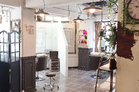 半個室型美容室 Emma Hair plus 府内店（ハンコシツガタビヨウシツ エマ ヘアー プラス フナイテン）