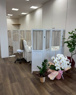 【岩出】≪フリー売上40％／指名50％還元≫≪独立支援あり≫平均のお給料は20〜50万円以上と頑張り次第で沢山稼げる環境！働く時間は自由！バリバリ働きたい女性を全力サポート！「WHITE EYE 岩出店（ホワイトアイイワデテン）」からアイリスト（まつげパーマ・アイブロウ）の求人☆☆