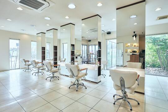 【朝来医療センター】≪土日休みの相談可能≫≪予約次第では17時退勤OK≫≪有給取得率100％≫プライベートも充実の環境！産休育休取得実績もあるため、ライフスタイルが変わっても永く美容師を続けられます！「Revie（レヴィ）」からスタイリスト（美容師）の求人☆☆