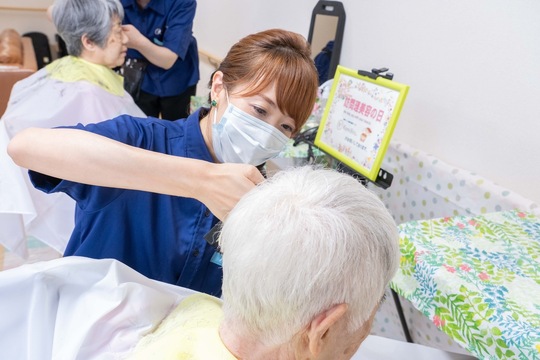 大阪の施設やご自宅に向かう訪問美容のお仕事