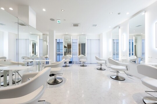 【表参道】正社員と業務委託、自身にあった方を選択可能！圧倒的な新規数と豊富な薬剤が人気！自己ブランディングもでき、トレンド発信もできるサロンです！安定して稼ぎたい方も高収入を狙いたい方も歓迎！「Louwe 表参道（ローウェオモテサンドウ）」からスタイリスト（美容師）の求人☆★