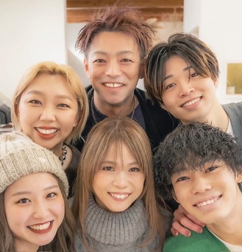 【八日市】≪固定給33万円（半年保証）≫≪有給しっかり取得≫≪社会保険完備≫ブランク・育休復帰・環境チェンジも歓迎します。無理せず、安心して美容師を続けられる。そんな「長く働ける働き方」を、eccoが整えました。「ecco green（エコーグリーン）」からスタイリスト（美容師）の求人☆★