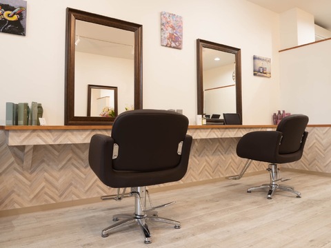 【本厚木】≪正社員or業務委託≫≪自由出勤制≫≪客層20代メイン≫独立する為のノウハウも学べるので、技術はもちろん経営力も身に付けられるサロンです！「SoleiV（ソレイヴ）」からスタイリスト（美容師）の求人☆★☆