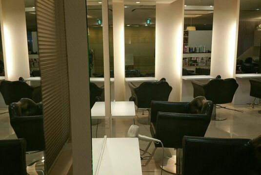 【多田】≪月給26万円スタート≫入客チャンス大♪がんばり次第で高収入狙えます★平均19時半退勤でプライベートも充実できる地域で人気のサロン“hair & make ATENA(ヘアーアンドメイクアテナ)”からスタイリスト・Jr.スタイリストの求人☆★