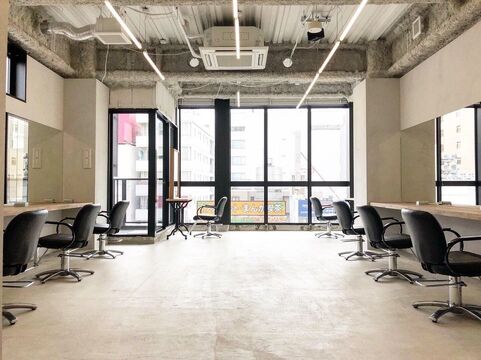 【名古屋駅】■フリー売上40％還元／指名売上45〜55％還元■フルタイムで30万円以上の月収はもちろん！週1日〜の勤務・土日のお休み・時短勤務などもOK♪施術時間を多く確保したり、薬剤にもこだわっているので委託サロンが初めての方でも安心！Angelica 名古屋店（アンジェリカナゴヤテン）からスタイリスト（美容師）の求人★☆