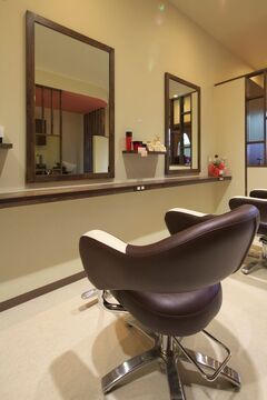 【八幡前】女性スタッフが多数活躍している地域密着型のアットホームサロン「mieux」からアシスタント（美容師）の求人！トータルビューティを提供してるので様々な技術が身に付きます☆★