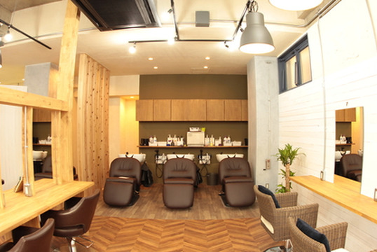 【湘南台】◆自由出勤制・最低保障給あり（規定あり）・指名料の価格設定自由・口コミ手当あり◆バリバリ働いて稼ぎたい方やプライベートを重視したい方など、希望に合った働き方が実現可能ARULE by fellows（アルールバイフェローズ）からスタイリスト（美容師）の求人★☆