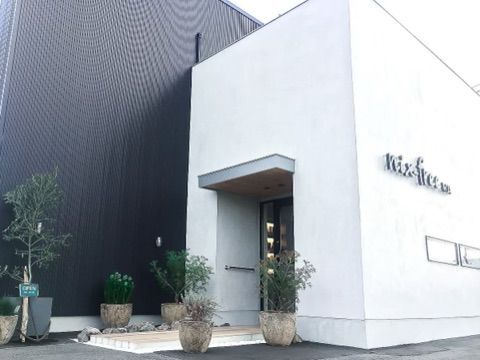 【平田町】≪月8日休み≫≪2年以内のデビューも可≫≪営業中にレッスン可≫営業中の時間を使ってレッスンする事で最短でスタイリストデビューができる！！ハイレベルな技術が身に付くサロン！「nix-free WB（ニクスフリーウエストバーン）」からアシスタント（美容師）の求人☆★