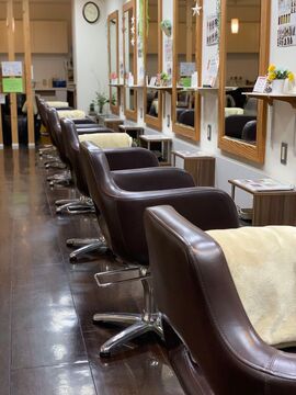 【堺東】≪18時に退社可能≫≪営業中レッスンOK≫≪第2日曜定休日≫働きやすい環境が魅力的!!営業中レッスンも可能なので約2年でデビューも可能!お仕事とプライベートの両立が叶う環境が整っています！「hair&make b-four（ヘアーアンドメイクビーフォー）」からアシスタント（美容師）の求人★☆