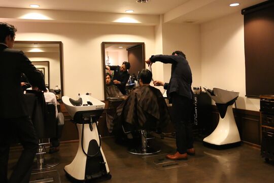 【上本町】≪月給30万円以上≫≪社会保険完備≫≪日曜休みあり≫≪ほぼ実働8時間≫季節ごとのコレクション撮影などもしています！雇用や働く仕組みづくりなど、理美容業界と働く方の将来に真摯に向き合うサロンです。「DEAR BARBER（ディアバーバー）」からスタイリスト（理容師）の求人★★