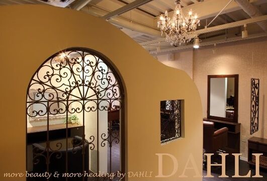 【西宮北口】≪営業中レッスンOK≫≪社会保険完備≫≪完全週休2日制≫入客チャンスあり！大人の癒やし空間が広がるヘアサロン「DAHLI本店（ダリホンテン）」からスタイリスト（美容師）の求人☆★☆