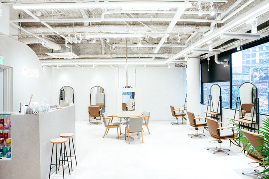 【梅田】≪平均月給60万円以上≫≪社会保険完備≫≪完全週休2日制≫≪保障給28万円≫高い技術をもって関西を代表するサロンを目指すサロン！デザイン力、カウンセリング力、発信力、人間力を軸に売り上げが上がる独自の教育システムがTLUUSの強み！会社の一員として誇りをもって働きたい方からのご応募お待ちしております！「TLUUS 梅田店（トゥルーズウメダテン）」からスタイリスト（美容師）の求人☆★