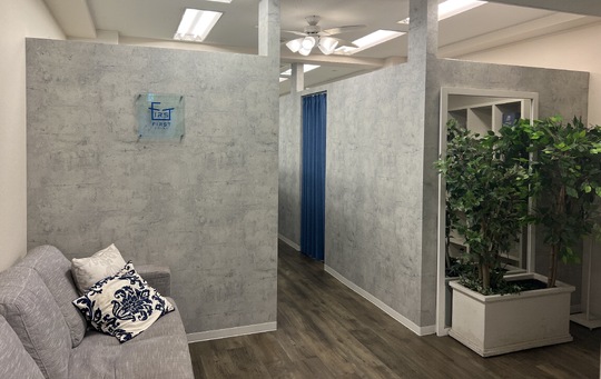 【新宿】未経験者歓迎！◆社会保険完備・実働8時間・土日は19時に営業終了・有給休暇あり◆各種メディアにも取り上げられるメンズアイブロウサロンのパイオニア！実力派サロンとして、芸能人も多数来店されます！「FIRST 新宿本店（ファーストシンジュクホンテン）」からアイブロウリストの求人☆★