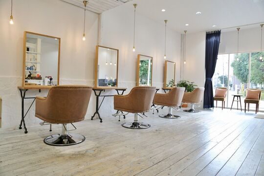 【JR吹田駅】≪月8,9日休み≫≪社会保険完備≫≪未経験・通信生・新卒生OK≫技術だけでなく理論も学べる環境！スタッフ間の仲も良く働きやすいサロン！アットホームで人気のヘアサロン「BUZZ hair（バズヘアー）」からアシスタント（美容師）の求人☆☆