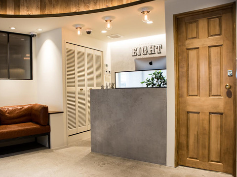 【溝の口】 フリー40〜50％／指名47〜65％還元  保障給あり ≪20時までの勤務OK≫入客チャンスが多く月収50万円以上の高収入スタッフが多数在籍！トレンド感たっぷりの大人可愛いスタイルを提案する人気サロン「EIGHT 溝の口店（エイトミゾノクチテン）」からスタイリスト（美容師）の求人★☆