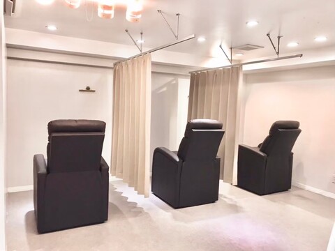 【県庁前】≪未経験・新卒生歓迎≫≪社会保険完備≫≪完全週休2日制≫≪希望休5日・土日休み月2回までOK≫≪実働8時間・20時までに退勤可能≫≪髪色自由・ネイルOK≫≪営業時間内レッスンOK≫頑張ったら頑張った分だけお給料に還元されるので、やりがいを感じながら働ける環境です！「JIIL 那覇店（ジィールナハテン）」からアイリスト（まつげエクステ・まつげパーマ・アイブロウ）の求人☆☆