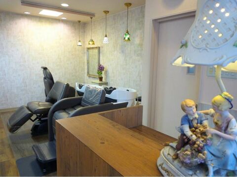 【馬堀】≪完全週休2日制≫≪第3日曜休みあり≫≪営業中レッスン可≫≪大人女性の美容師さん募集中≫ブランクのある方も歓迎です！17時クローズなのでプライベートも充実させながら働いていけるサロン！時間を有効活用してレッスンもできます！地域密着型のアットホームなサロン！「SAIWAI Brains（サイワイブレインズ）」からアシスタント（美容師）の求人☆☆