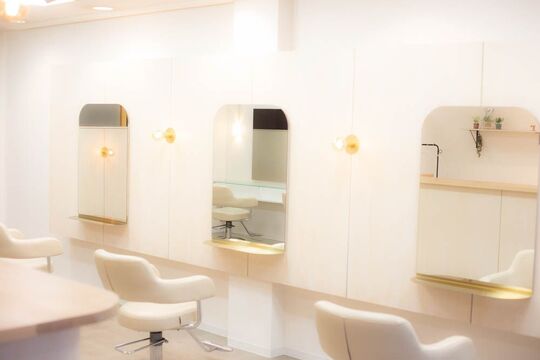 【都島】≪月給23万円〜≫≪月8,9日休み≫≪有給休暇あり≫≪社会保険完備≫≪平日と日曜は18時に退勤可能≫商材が豊富なので単価アップもしやすい環境！20、30代のおしゃれな女性がターゲットのサロン！技術に不安がある方でもオーナーさんからマンツーマンで技術を学べる！プライベートも充実できるサロン！「aimer（エメ）」からスタイリスト（美容師）の求人☆☆