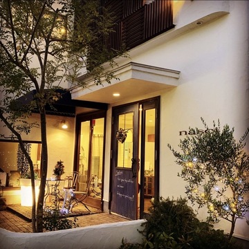 【精華町光台】≪社会保険完備≫≪土曜平日は19時台、日祝は18時台に退勤OK≫≪月によっては日曜休みあり≫無理なく成長を目指しながら、日々目標を持ち続けられるアットホームサロン！地域のお客様に家族ぐるみで愛される「nasciHAIRMAKE（ナスキーヘアメイク）」からアシスタント（美容師）の求人☆★