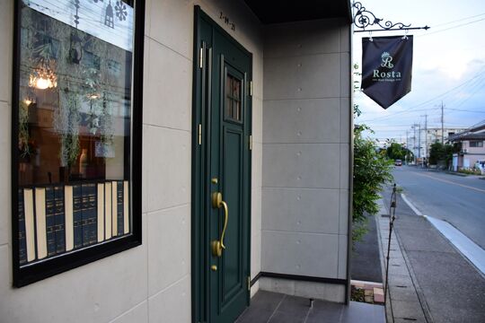 【籠原】≪社会保険完備≫≪完全週休2日制≫≪土日休みOK≫≪2年でデビュー可能≫実力派スタイリストが揃う、カフェのようなオシャレなサロン！お休みが多いので、仕事とプライベートにメリハリがつきますよ♪thinc by Rosta（シンクバイロスタ）からアシスタント（美容師）の求人☆★